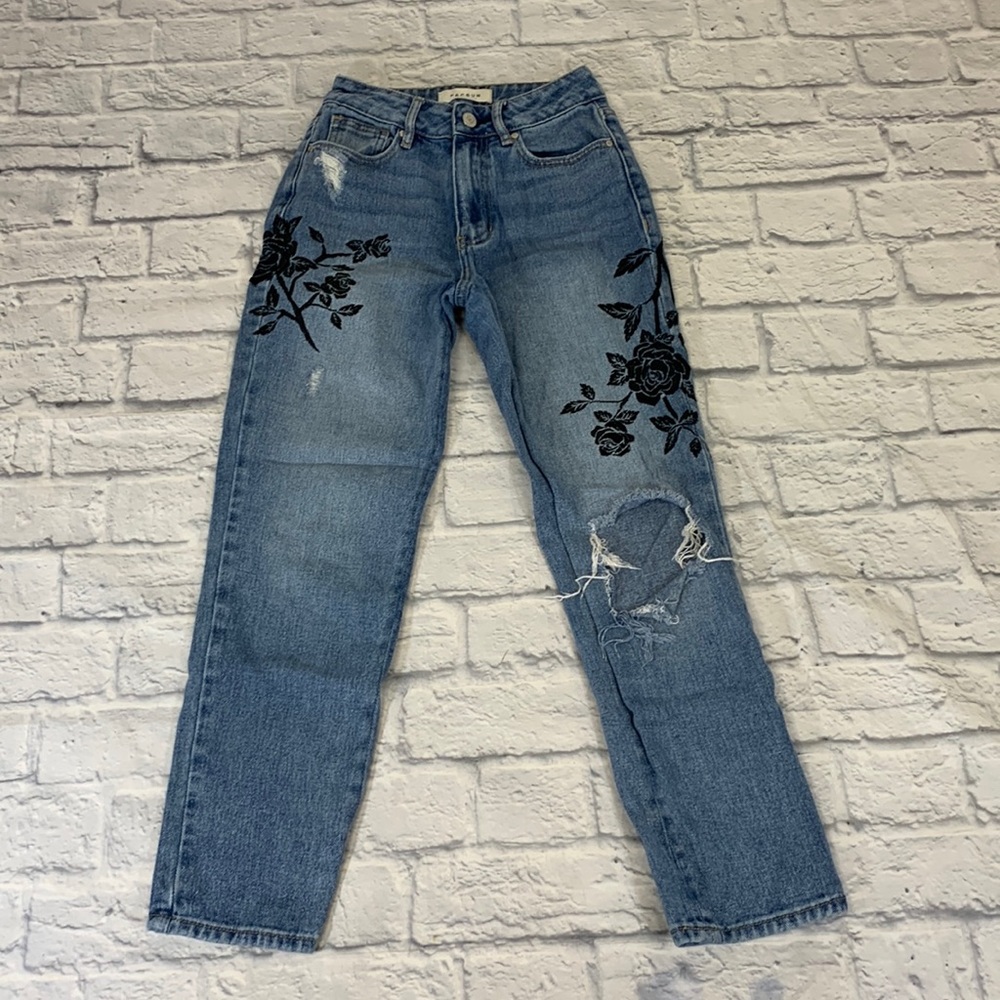 Pacsun Mom jeans. Black floral embroidered Size 23. Cotton. Distressed
